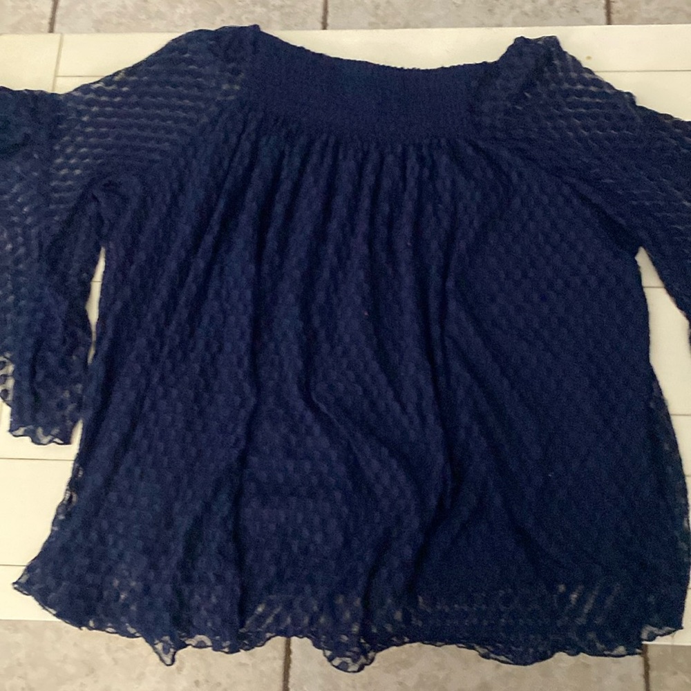 Women’s 2 layered  bell shaped sleeves that are 3/4 length.